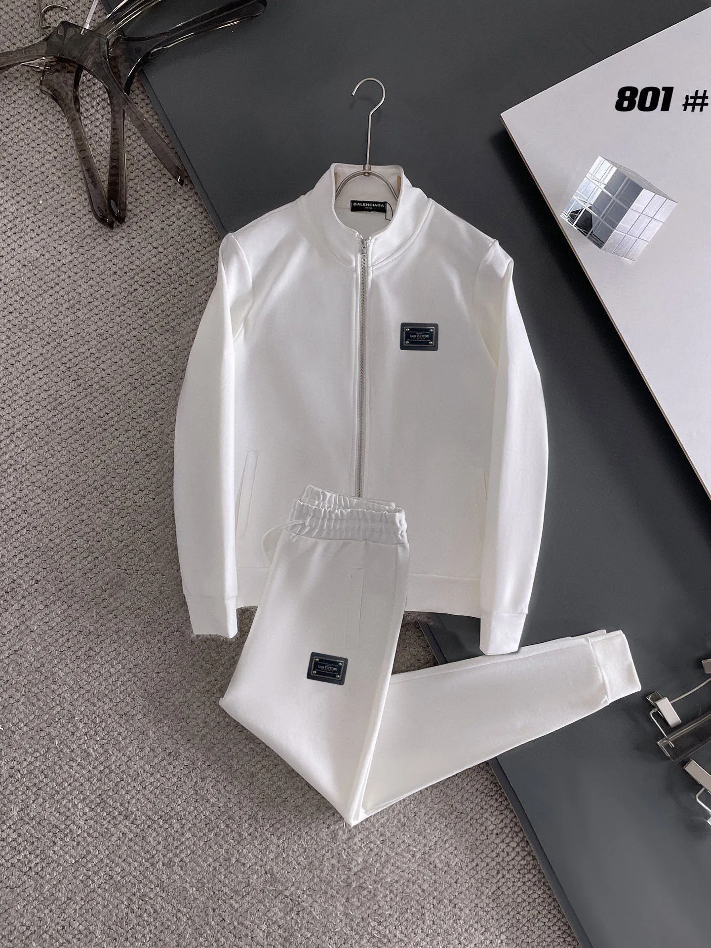 🅿️420 [LV Louis Vuitton] (Fat Man Gospel) hot-selling suit is coming. Focus on the original version of the official website. 2025 new hot-selling cardigan sweater suit. The original order is the best. 🇭🇰The meticulous work of top designers is dedicated to a fitting and perfect upper body effect. All-natural high-quality Roman cotton 100%, close-fitting comfort, noble and elegant! Original hardware embodies elegance and nobility! Counter size: M-5XL (maximum wear up to 220 pounds)